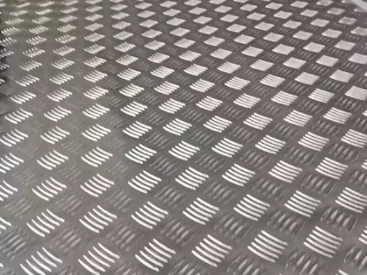 In che modo la lamiera a quadretti in alluminio può migliorare i tuoi progetti?